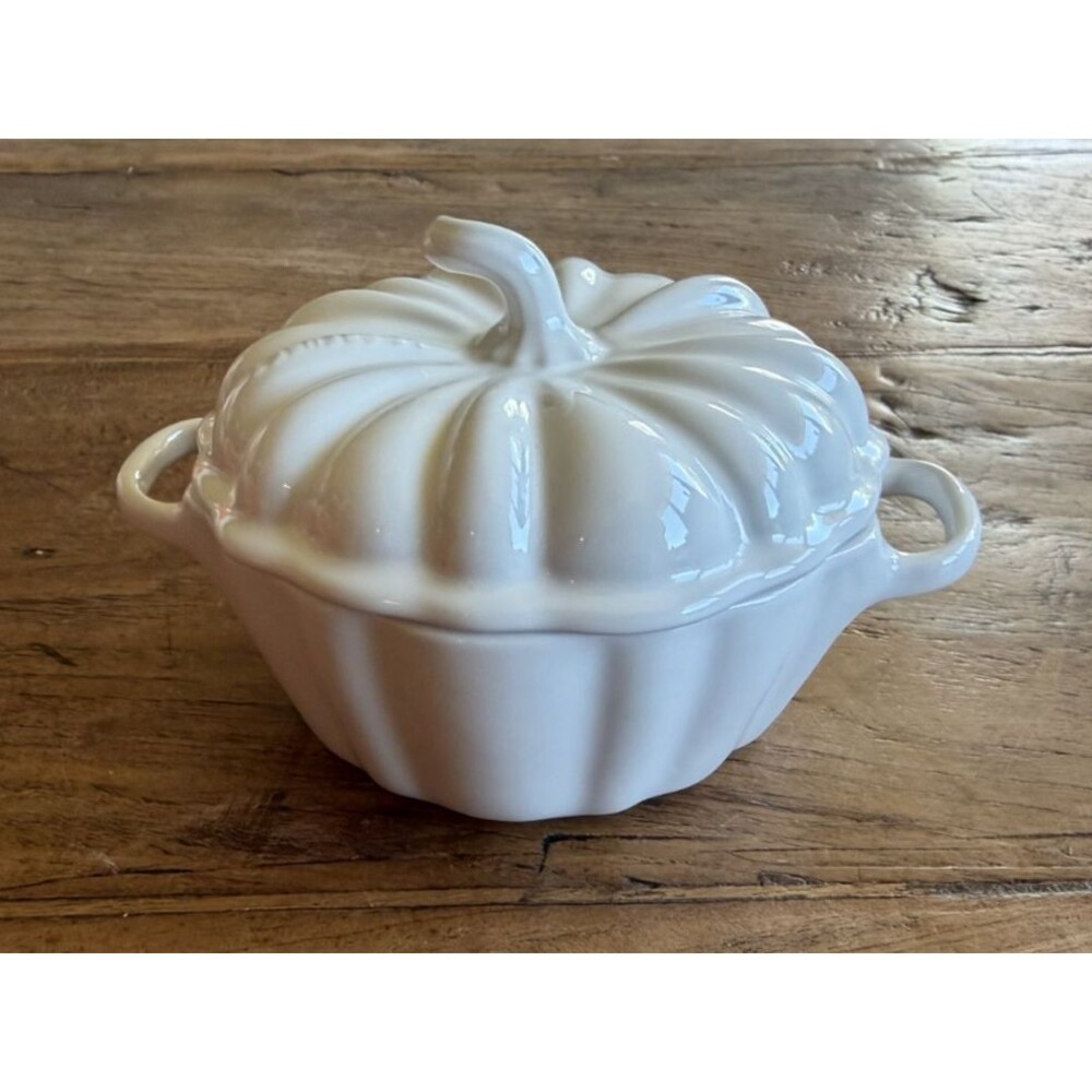 Le Creuset Stoneware Figural Pumpkin Mini Cocotte 12 oz 350 ml White NEW NIB - Picture 5 of 12